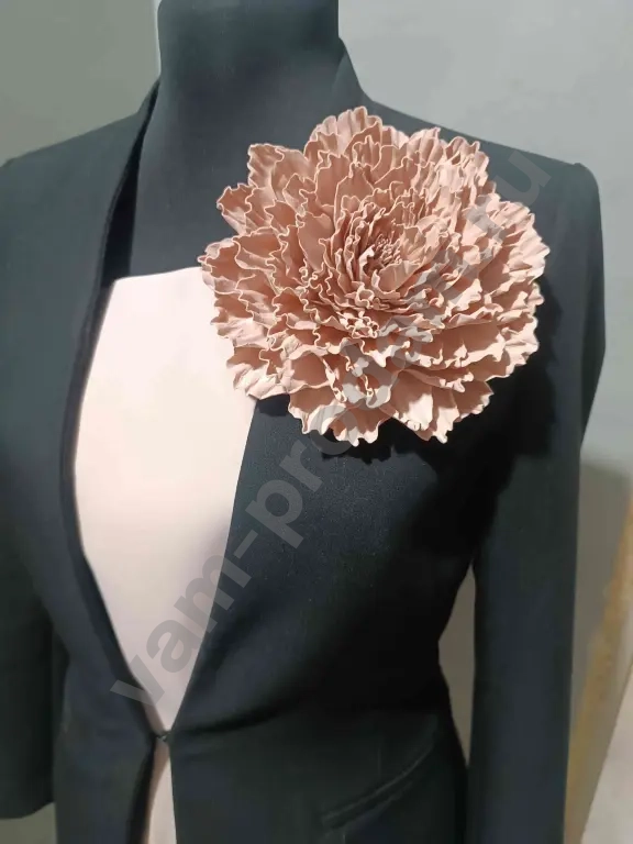 Брошь- цветок в подарочной коробке