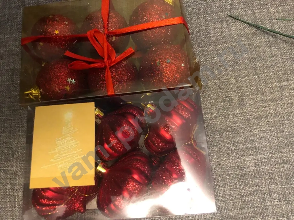 Коробка с новогодними украшениями