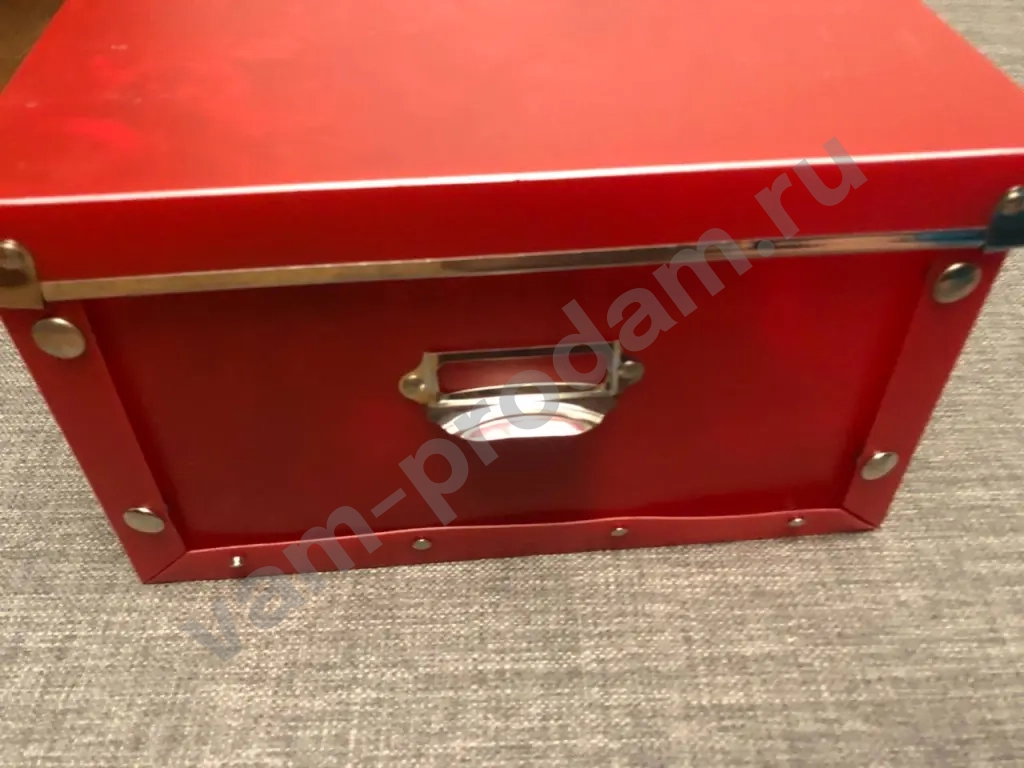 Коробка с новогодними украшениями