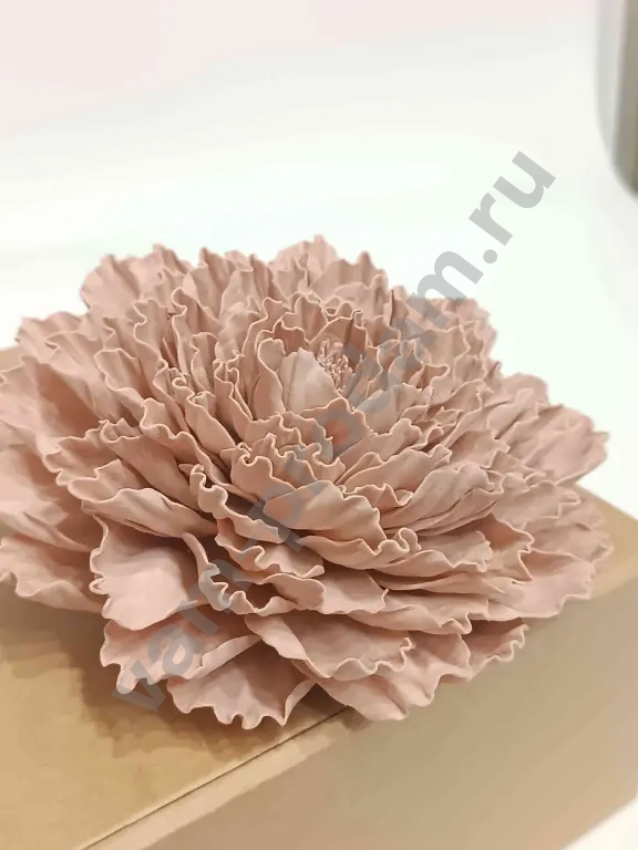 Брошь- цветок в подарочной коробке