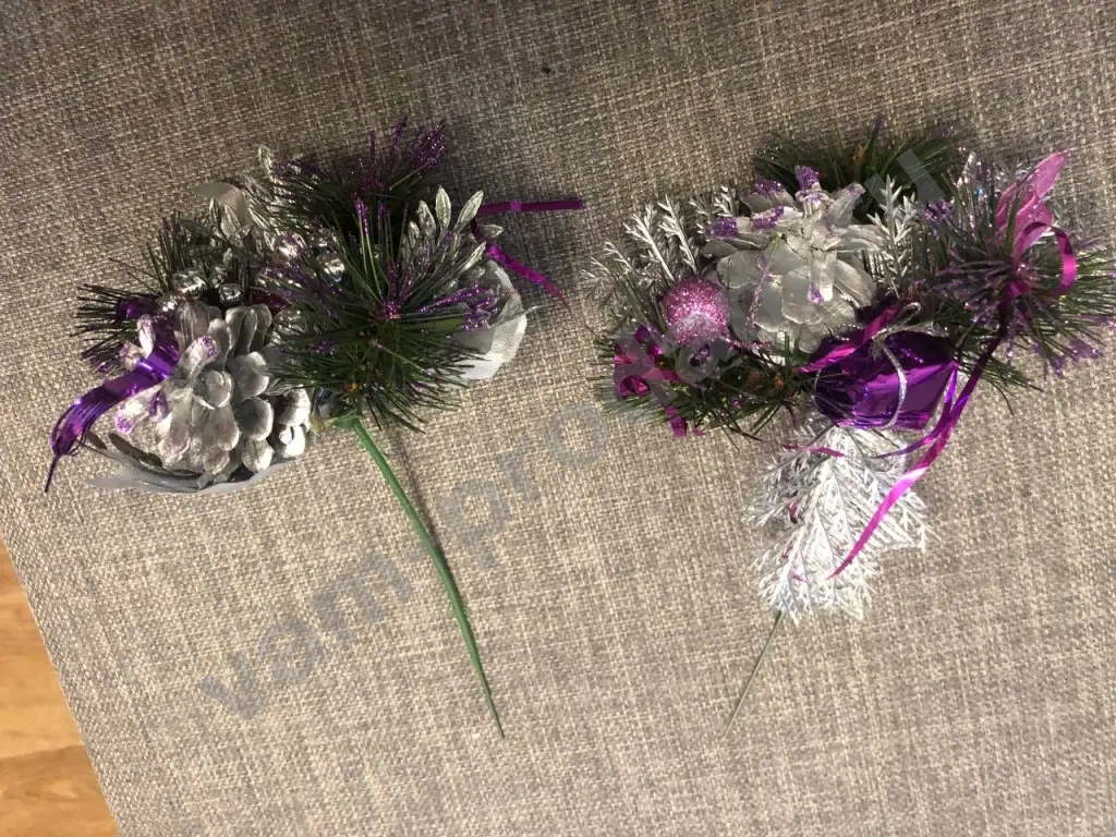 Коробка с новогодними украшениями