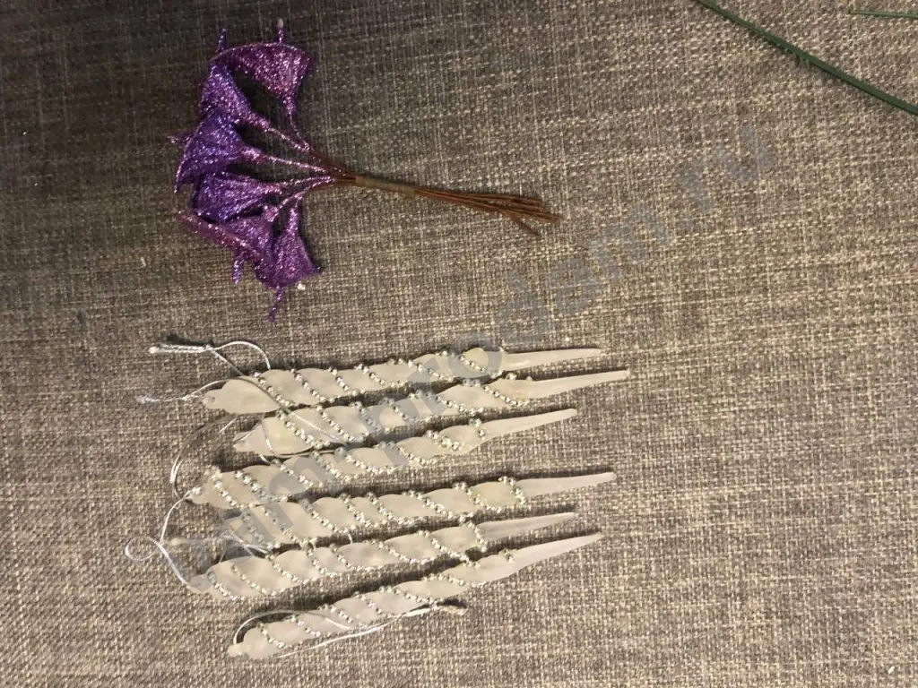 Коробка с новогодними украшениями