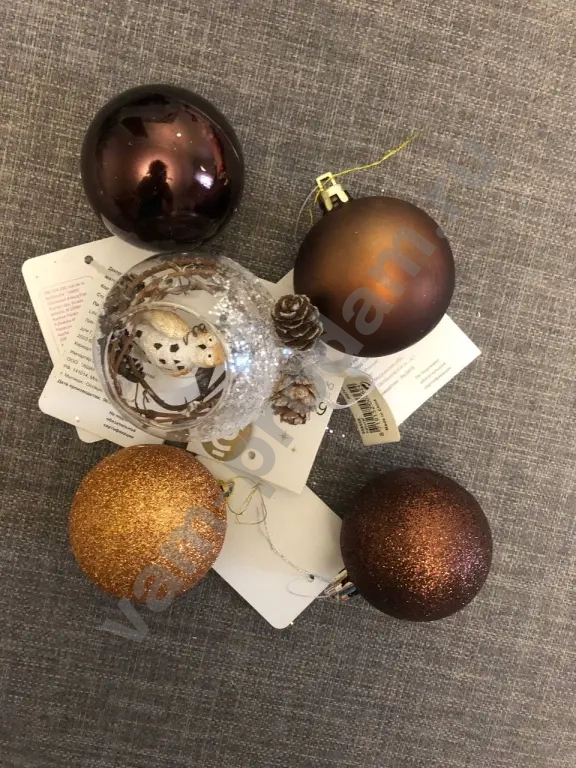 Коробка с новогодними украшениями