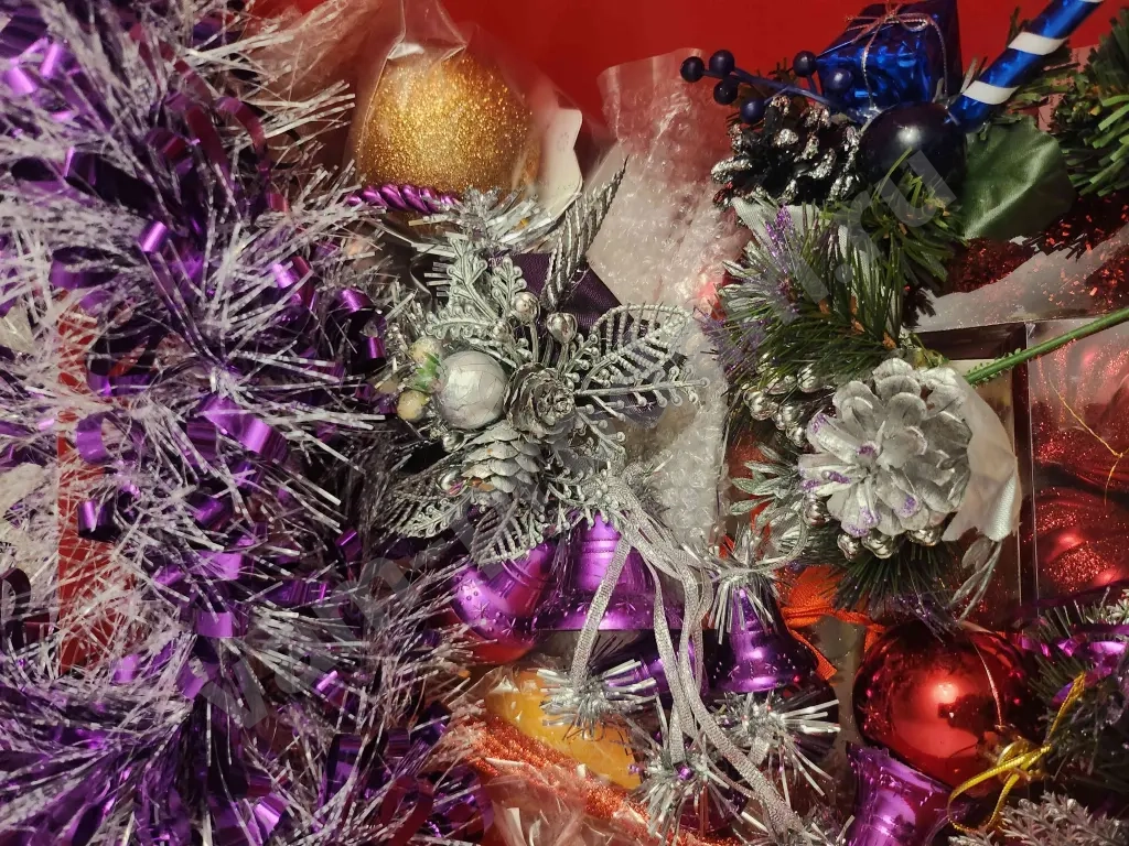 Коробка с новогодними украшениями