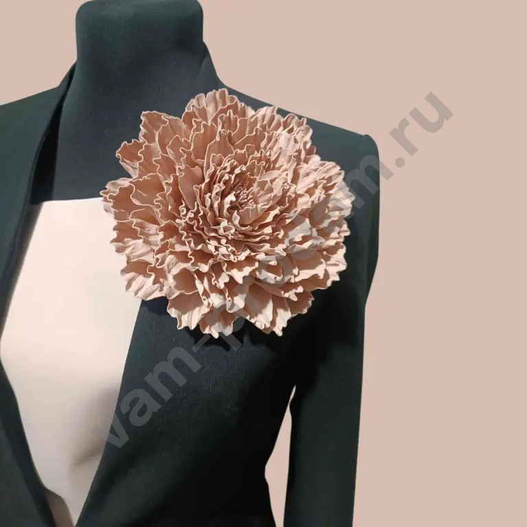 Брошь- цветок в подарочной коробке