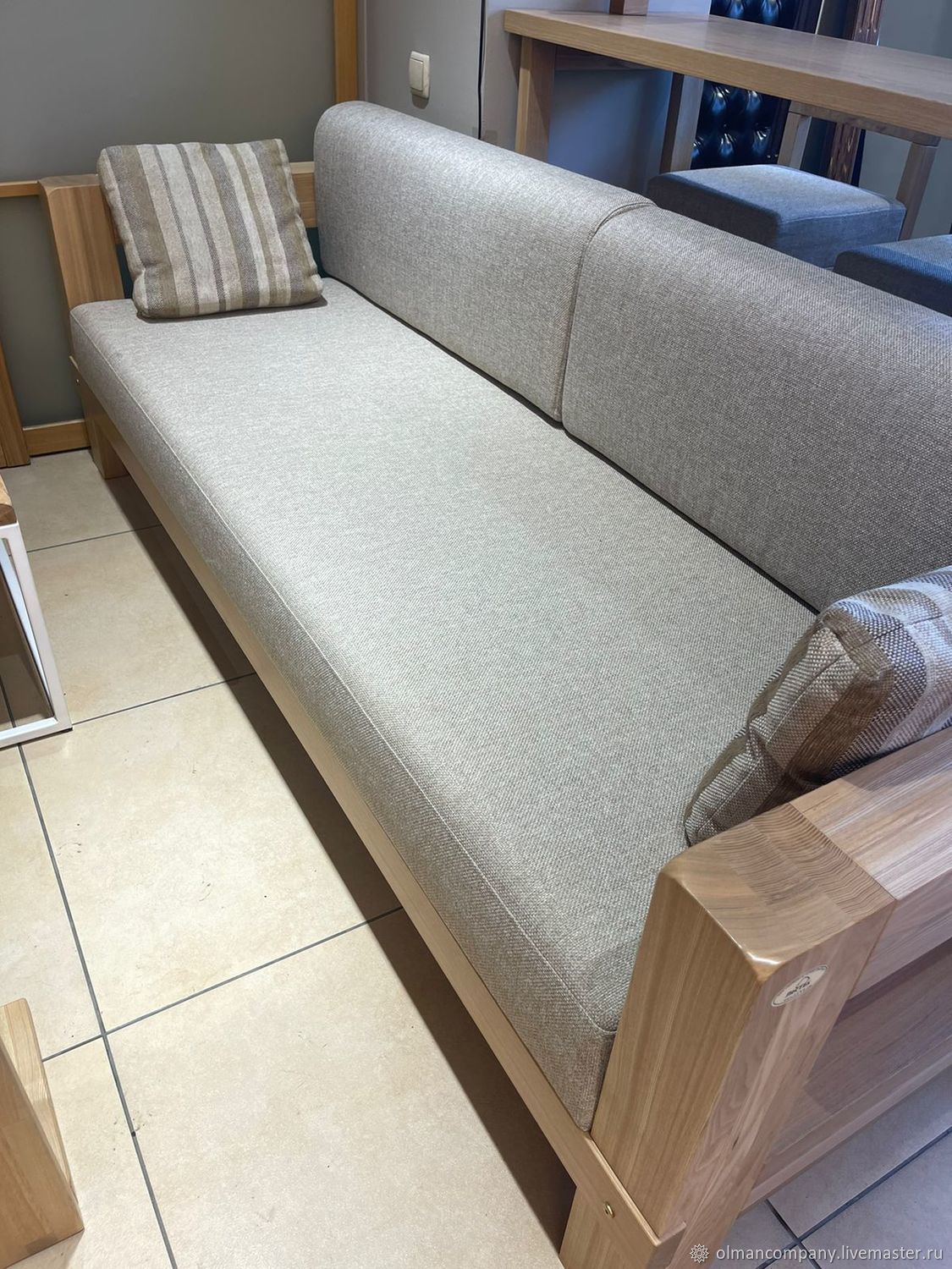 Диван мягкий из массива дерева