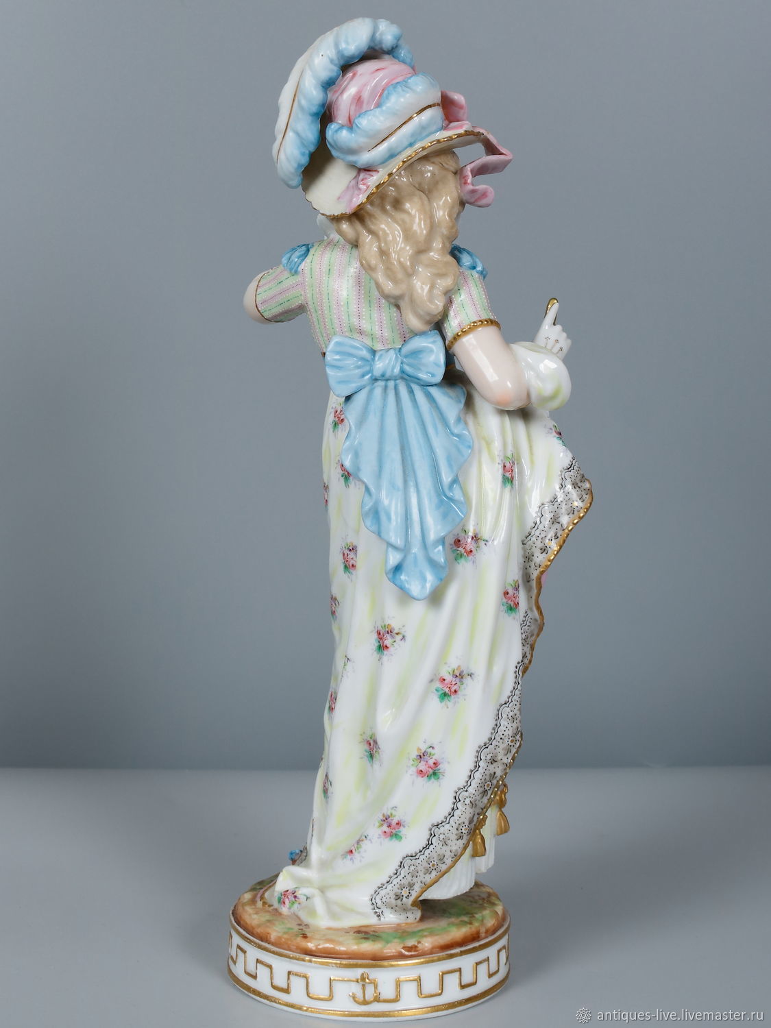 Старинная фарфоровая статуэтка. Франция