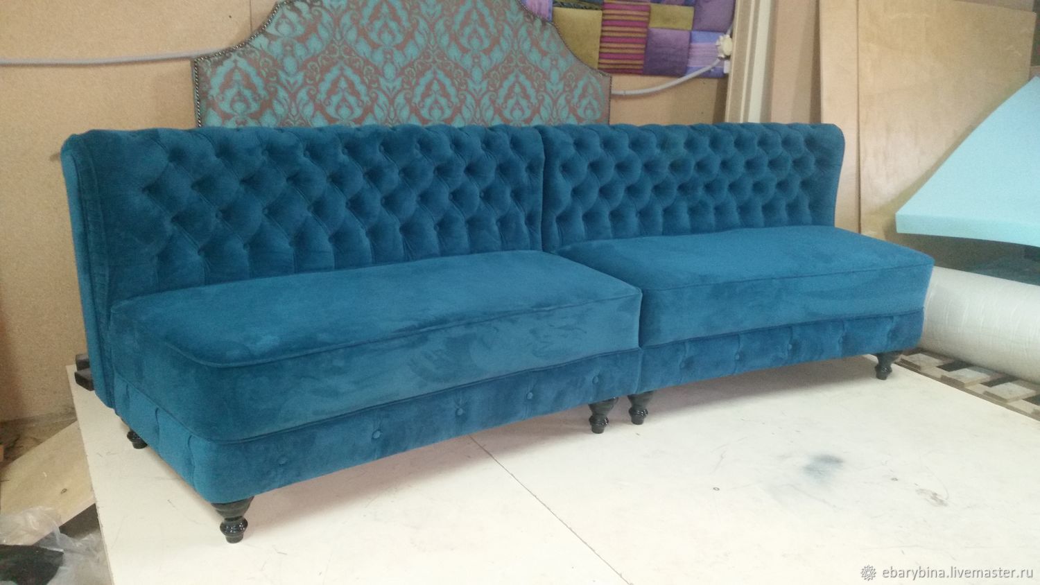 Диван полукруглый в каретной стяжке