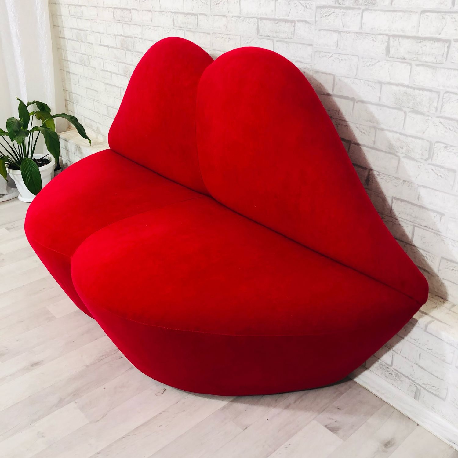 Диван губы 180 см нужного цвета