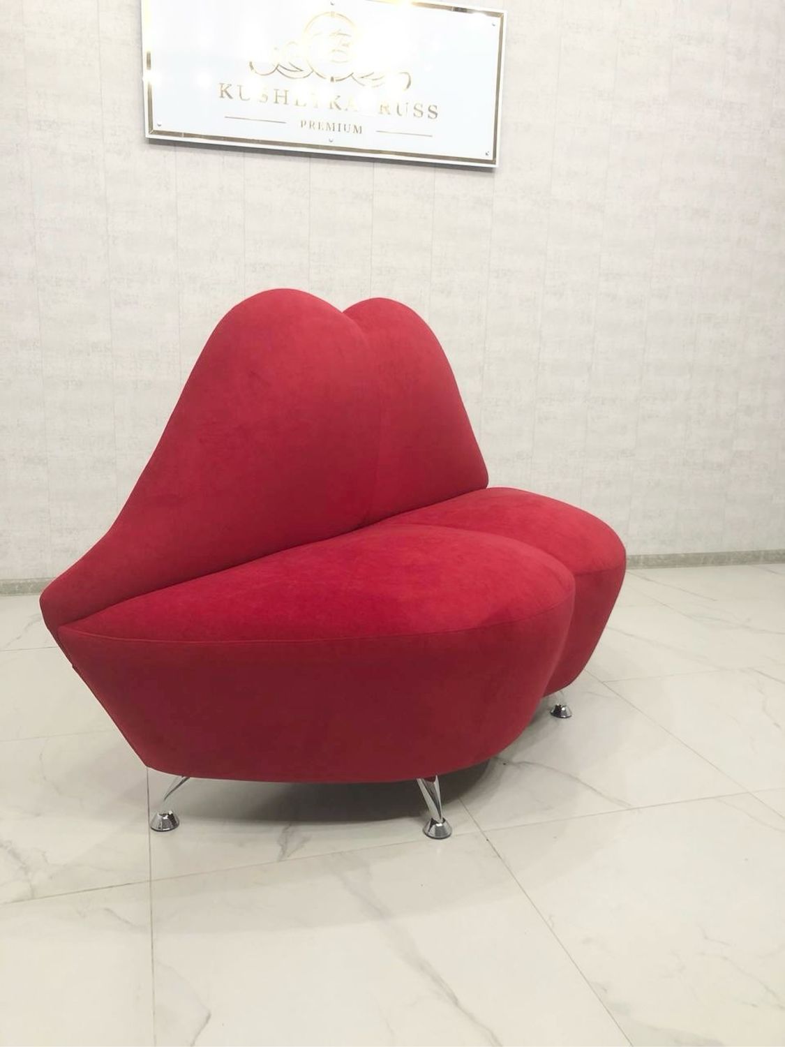 Диван губы 160 см