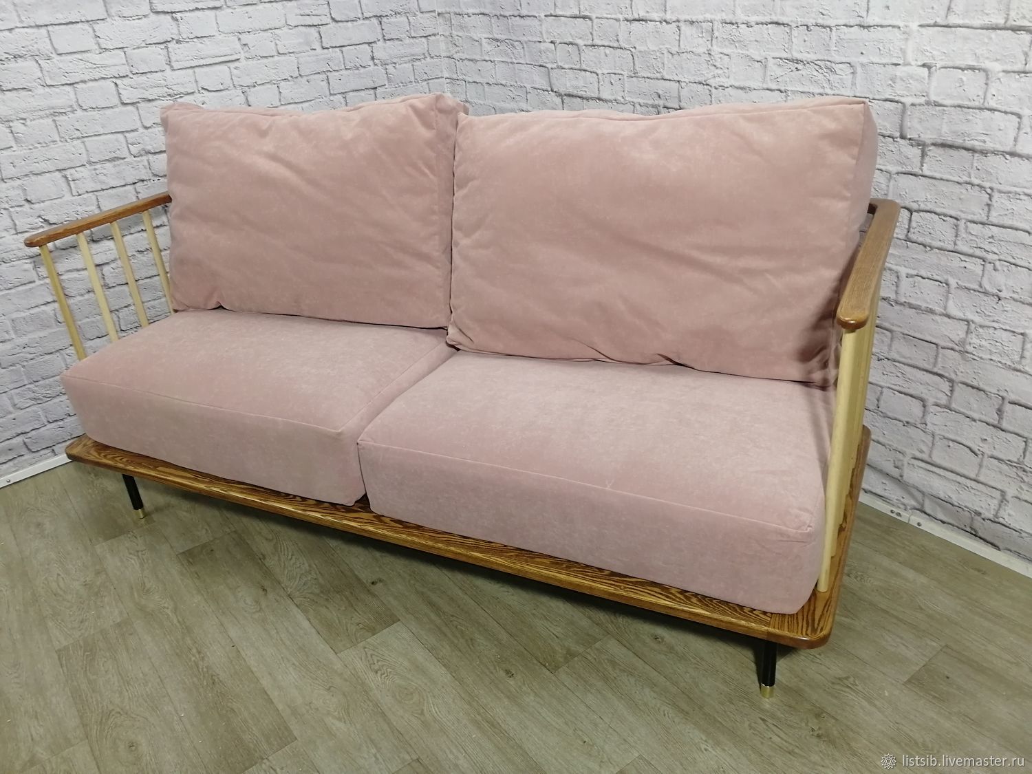 Диван из массива с подушками