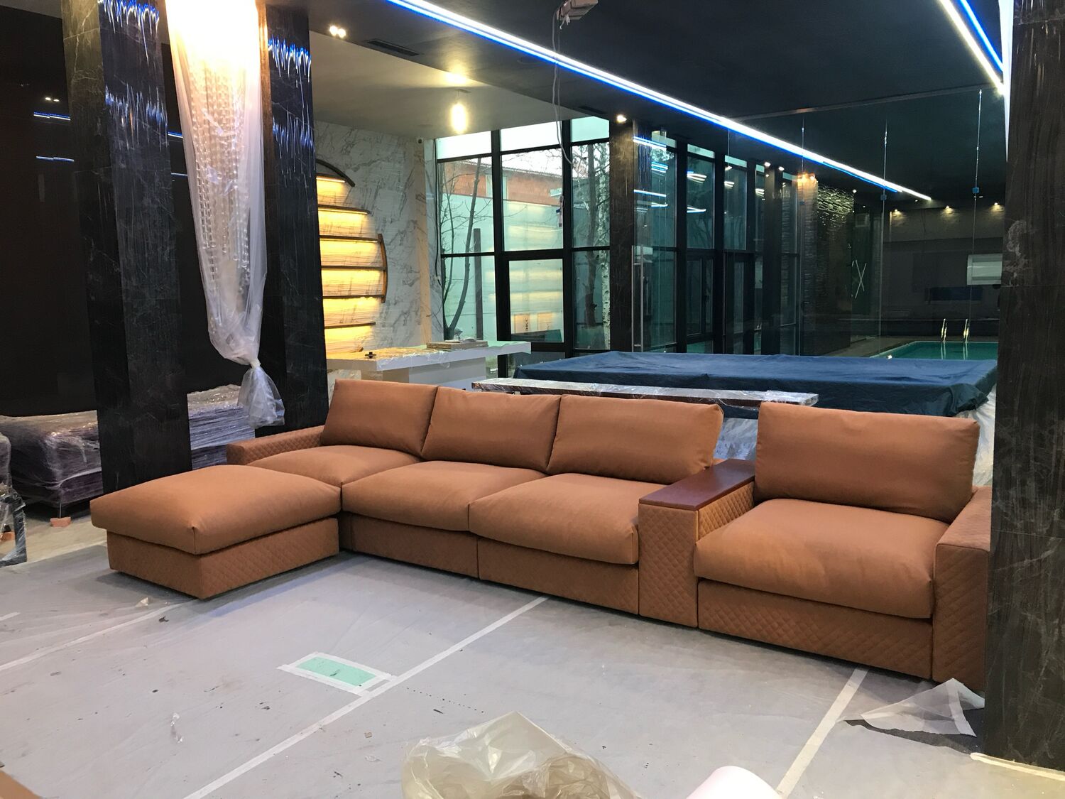 Диван Gamma выполнен по мотивам модели Domino фабрики Эстетика