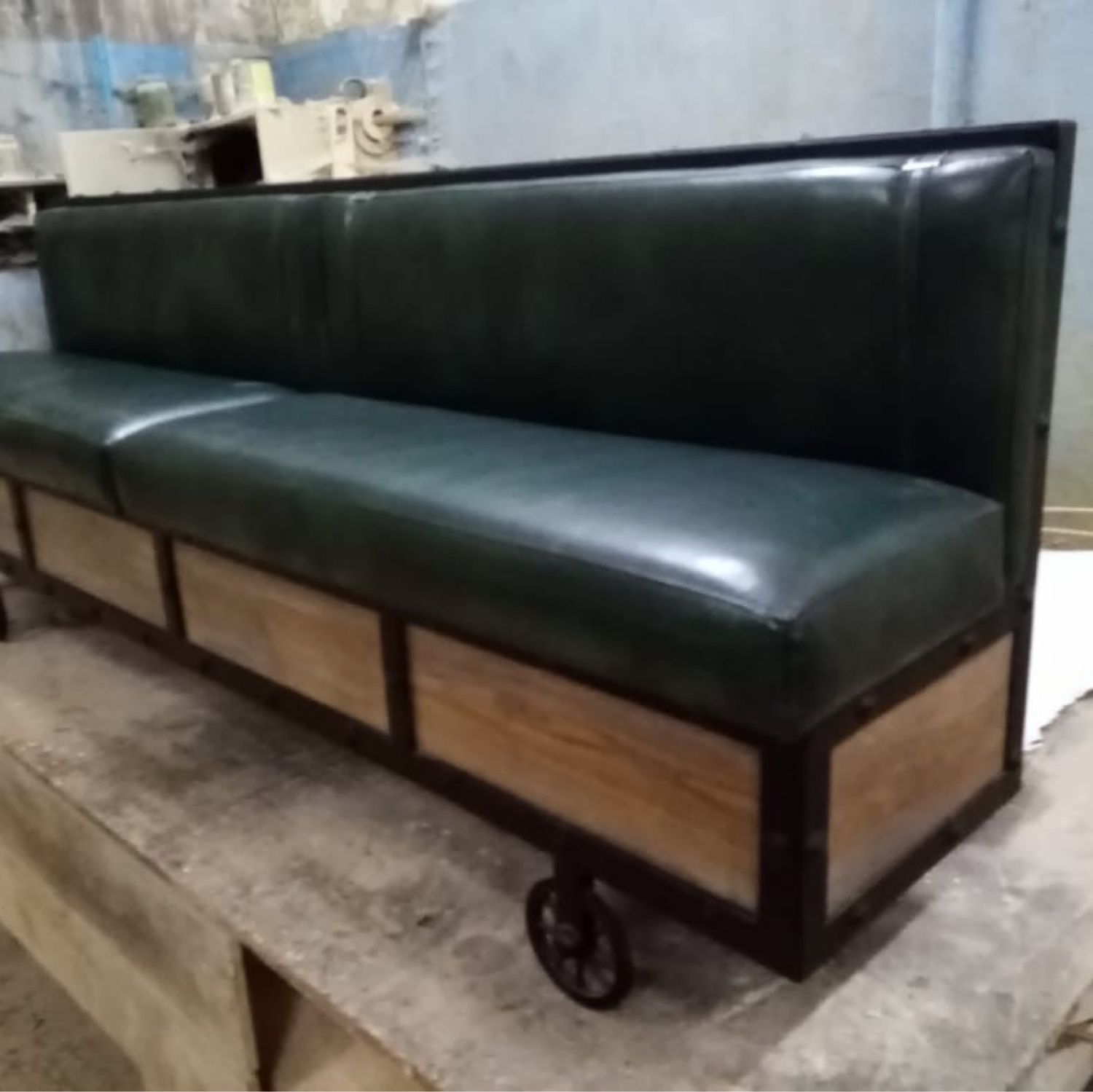 Диван в стиле лофт