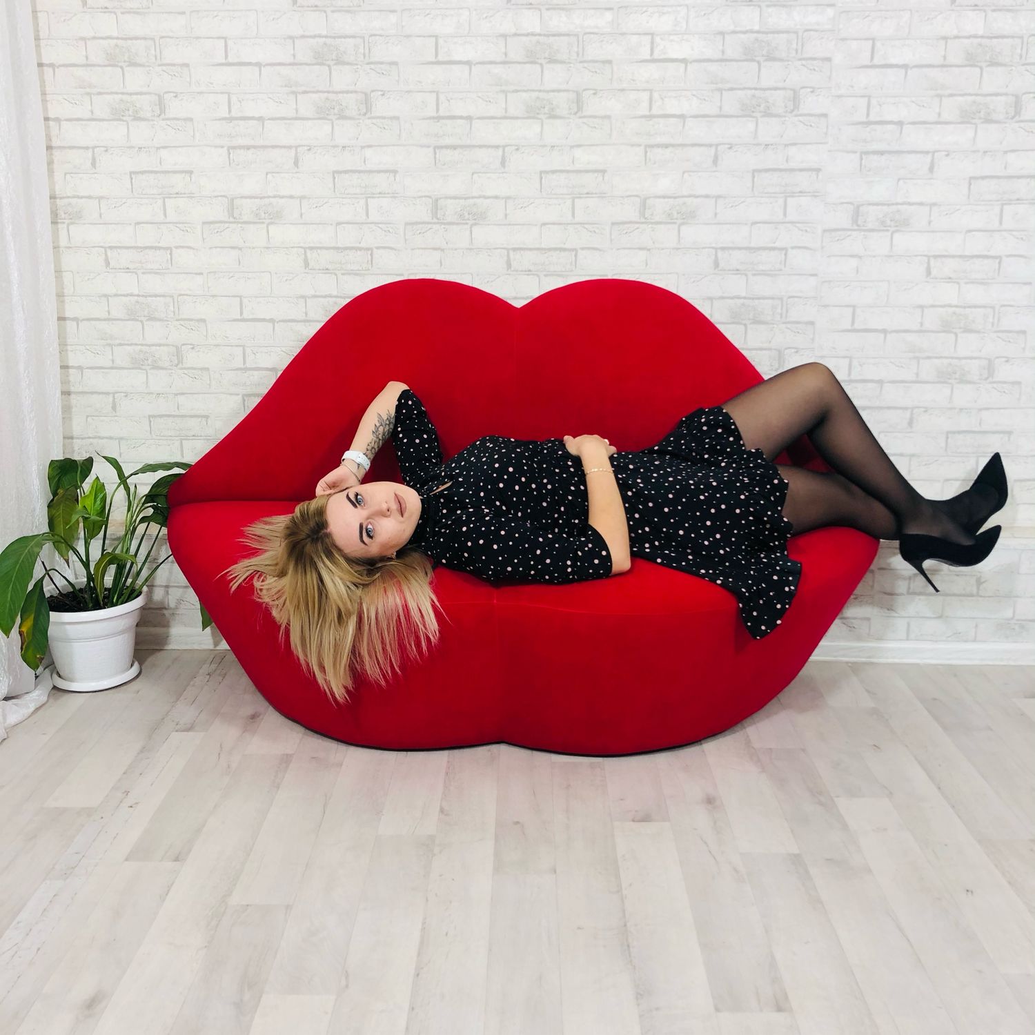 Диван губы 180 см нужного цвета