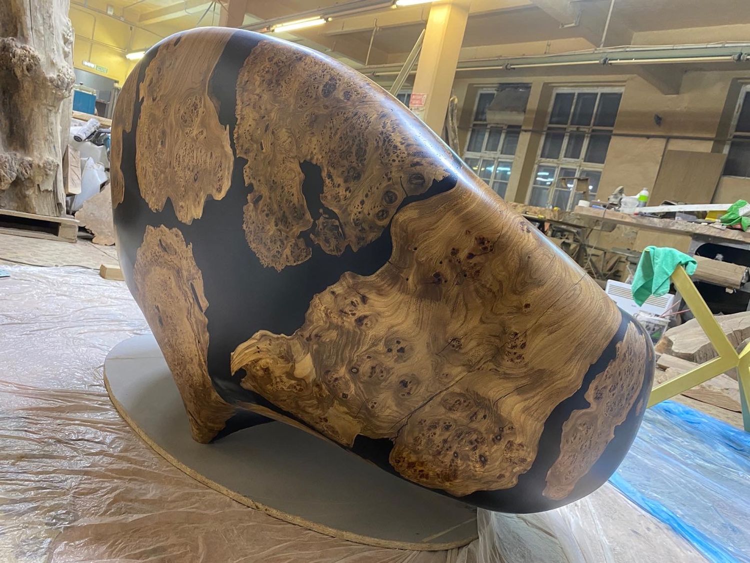 Диван из дерева