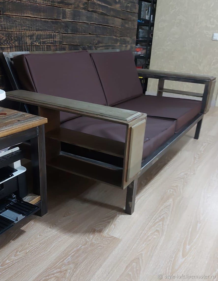 Диван в стиле лофт с полками