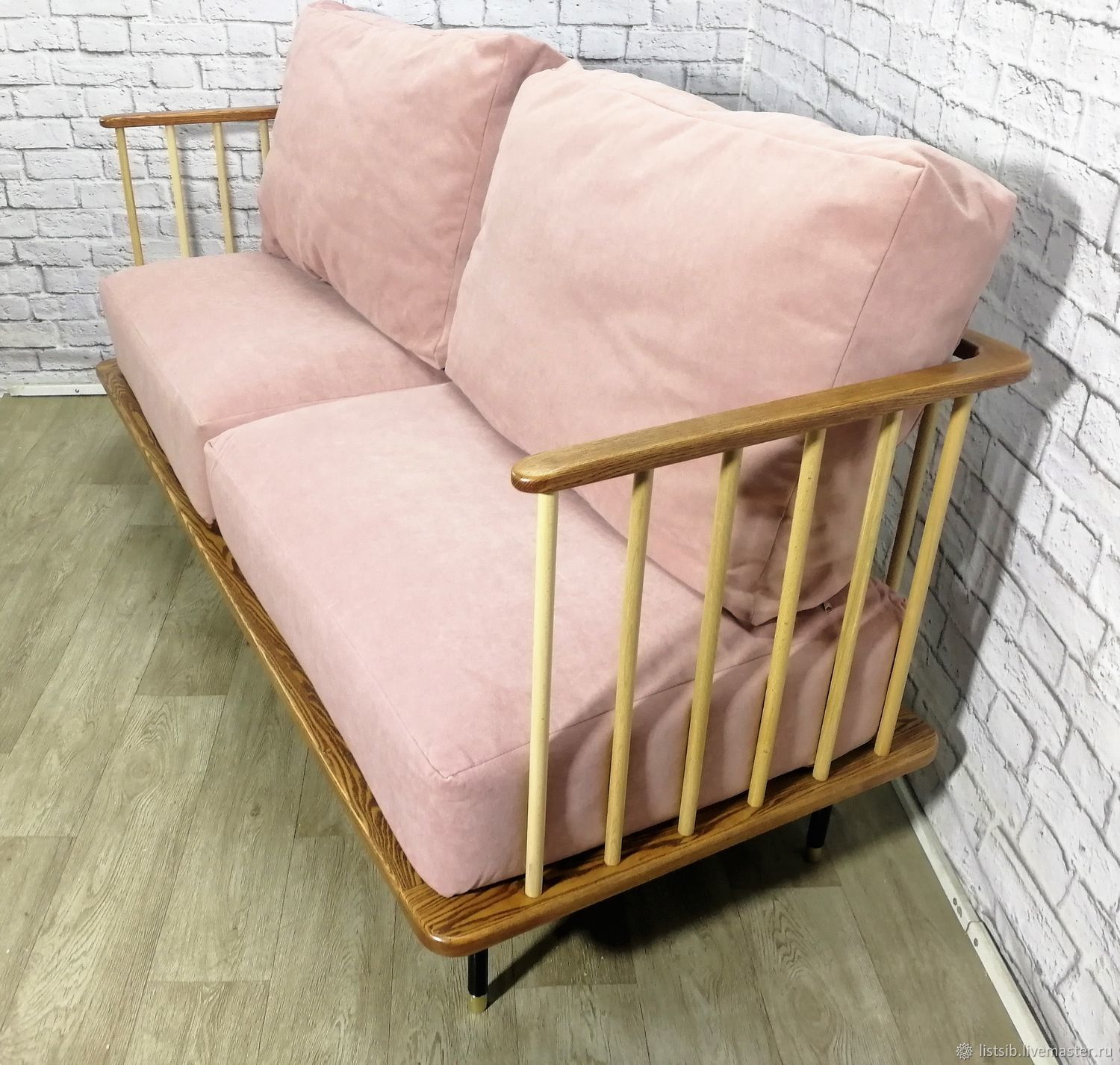 Диван из массива с подушками