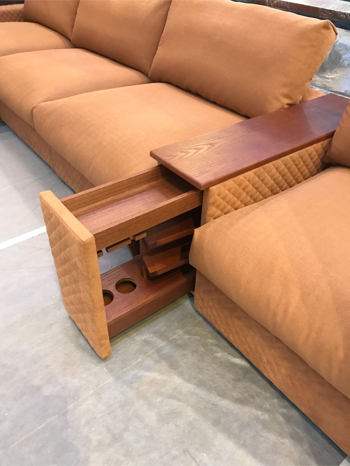 Диван Gamma выполнен по мотивам модели Domino фабрики Эстетика