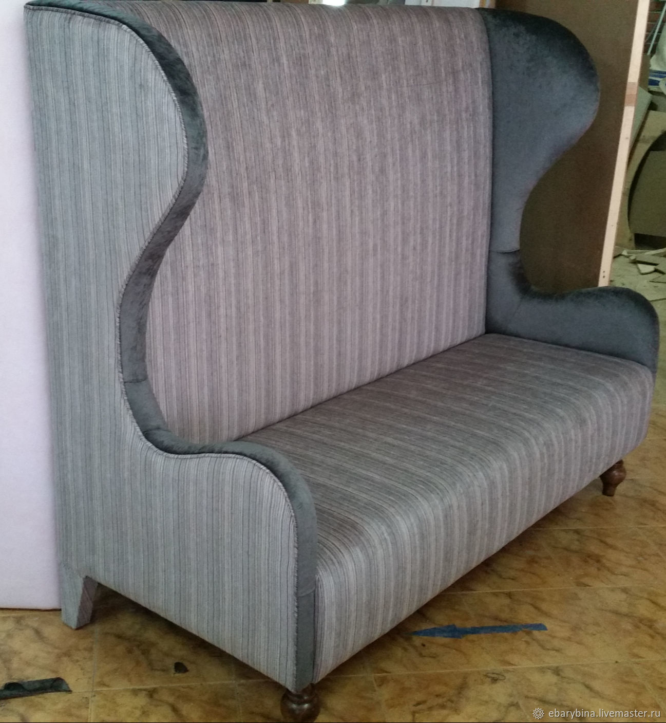 Диван для ресторана с высокой спинкой