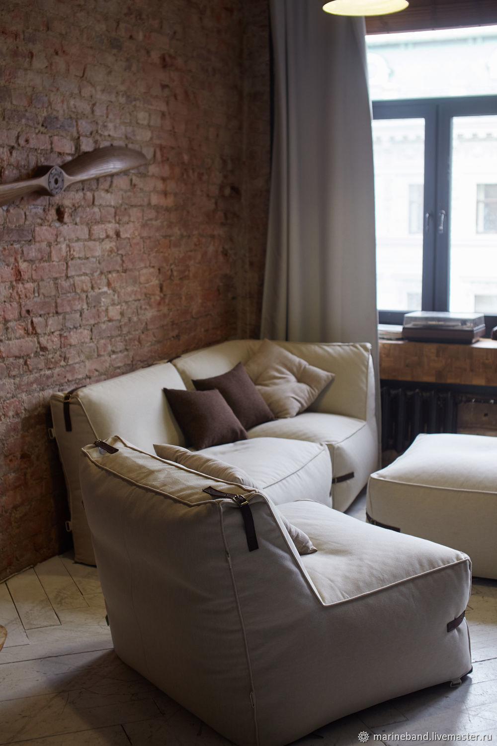 Дизайнерский диван с декоративными ремешками