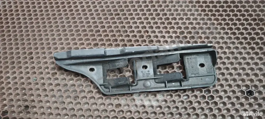 Кронштейн переднего бампера L042011801R Volkswagen