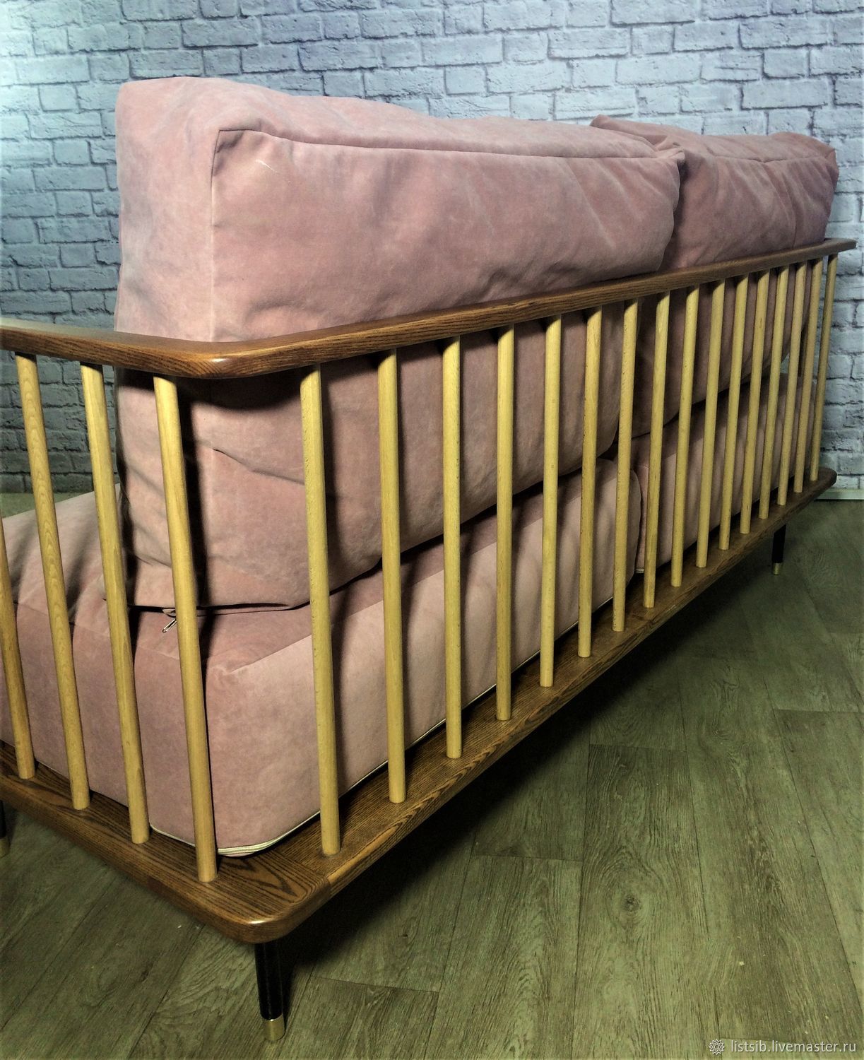 Диван из массива с подушками