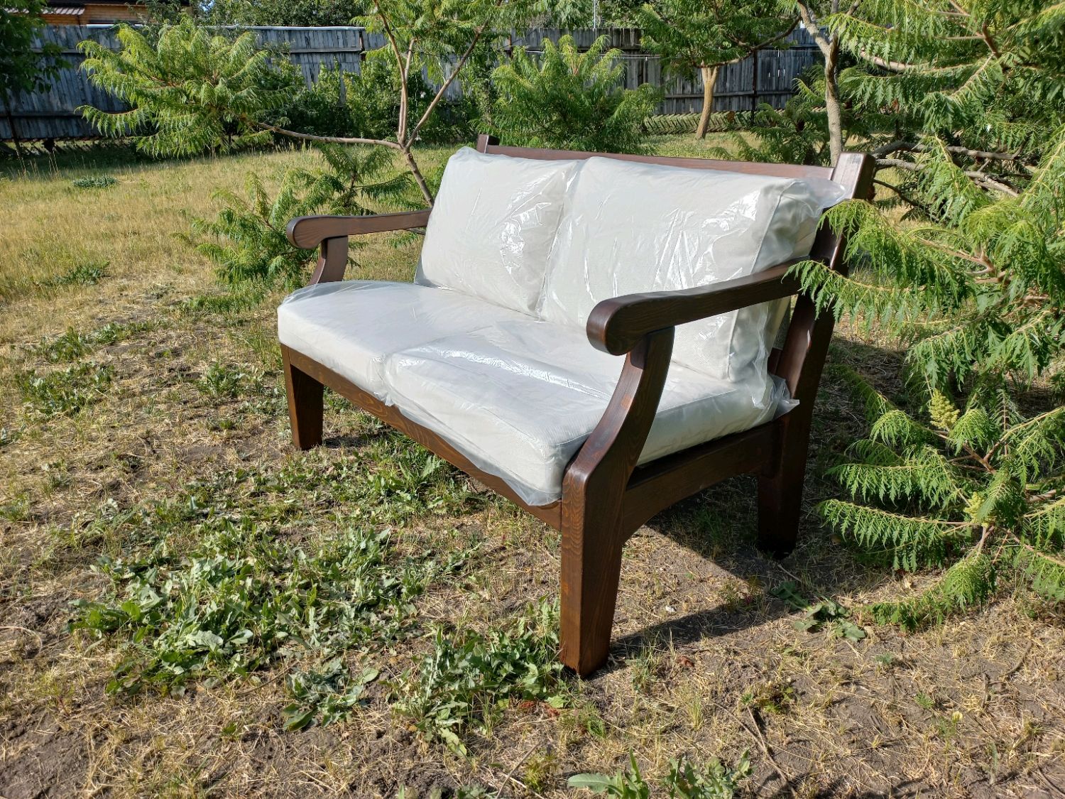 Диван деревянный