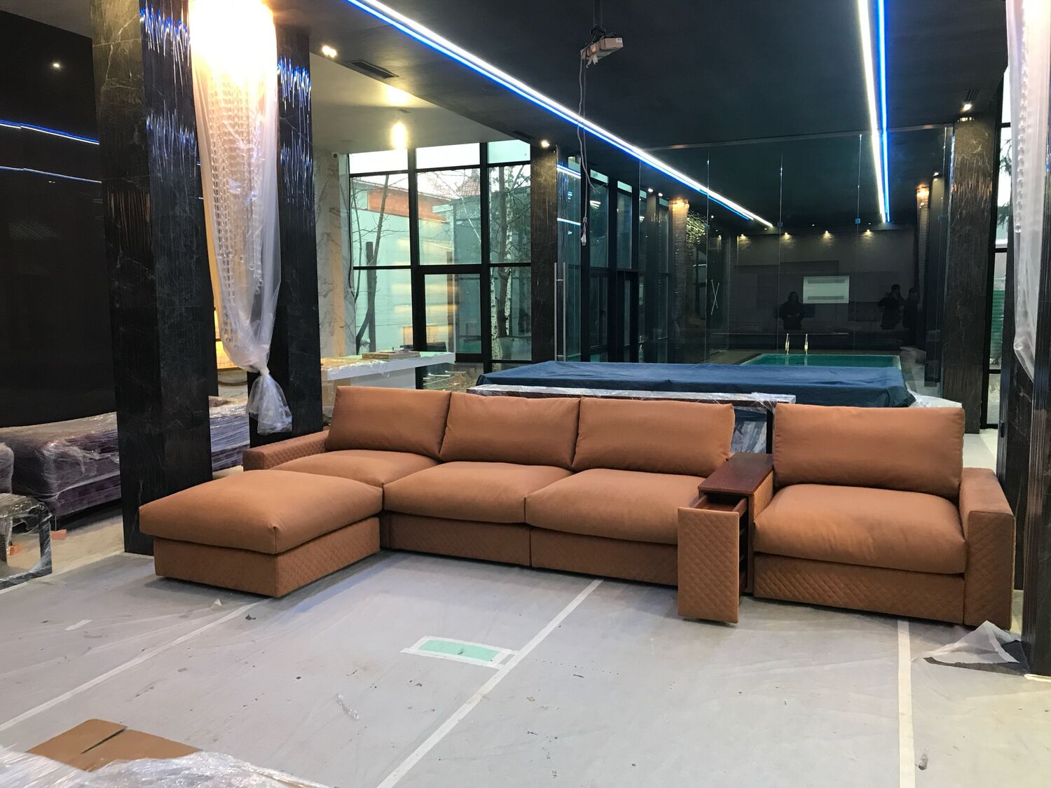 Диван Gamma выполнен по мотивам модели Domino фабрики Эстетика