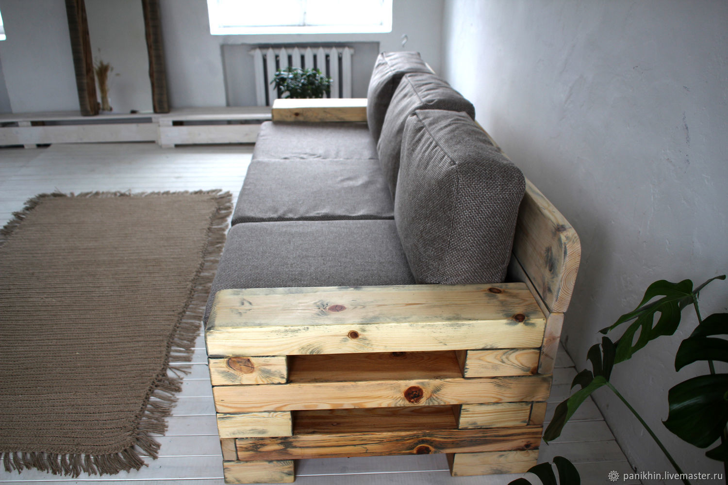 Диван из массива сосны