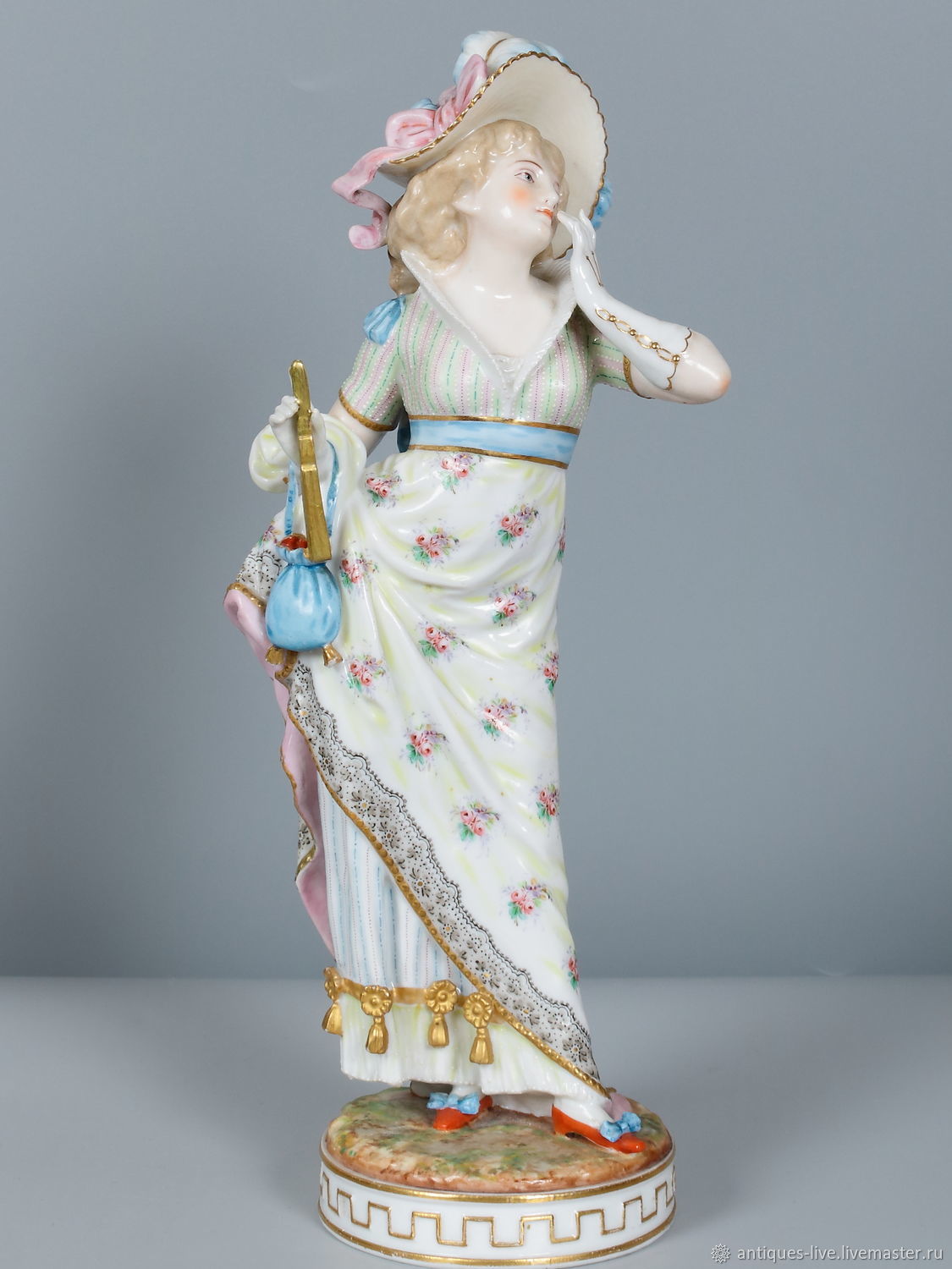 Старинная фарфоровая статуэтка. Франция