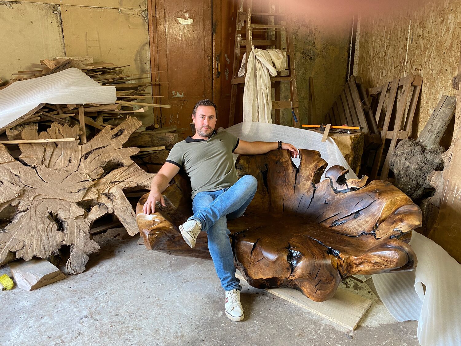 Диван из корня ореха