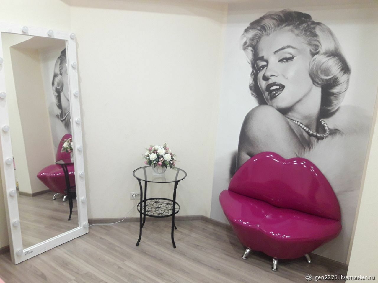 Диван губы маленький