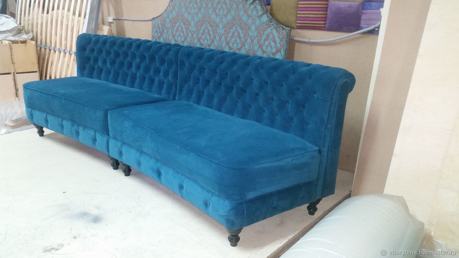 Диван полукруглый в каретной стяжке