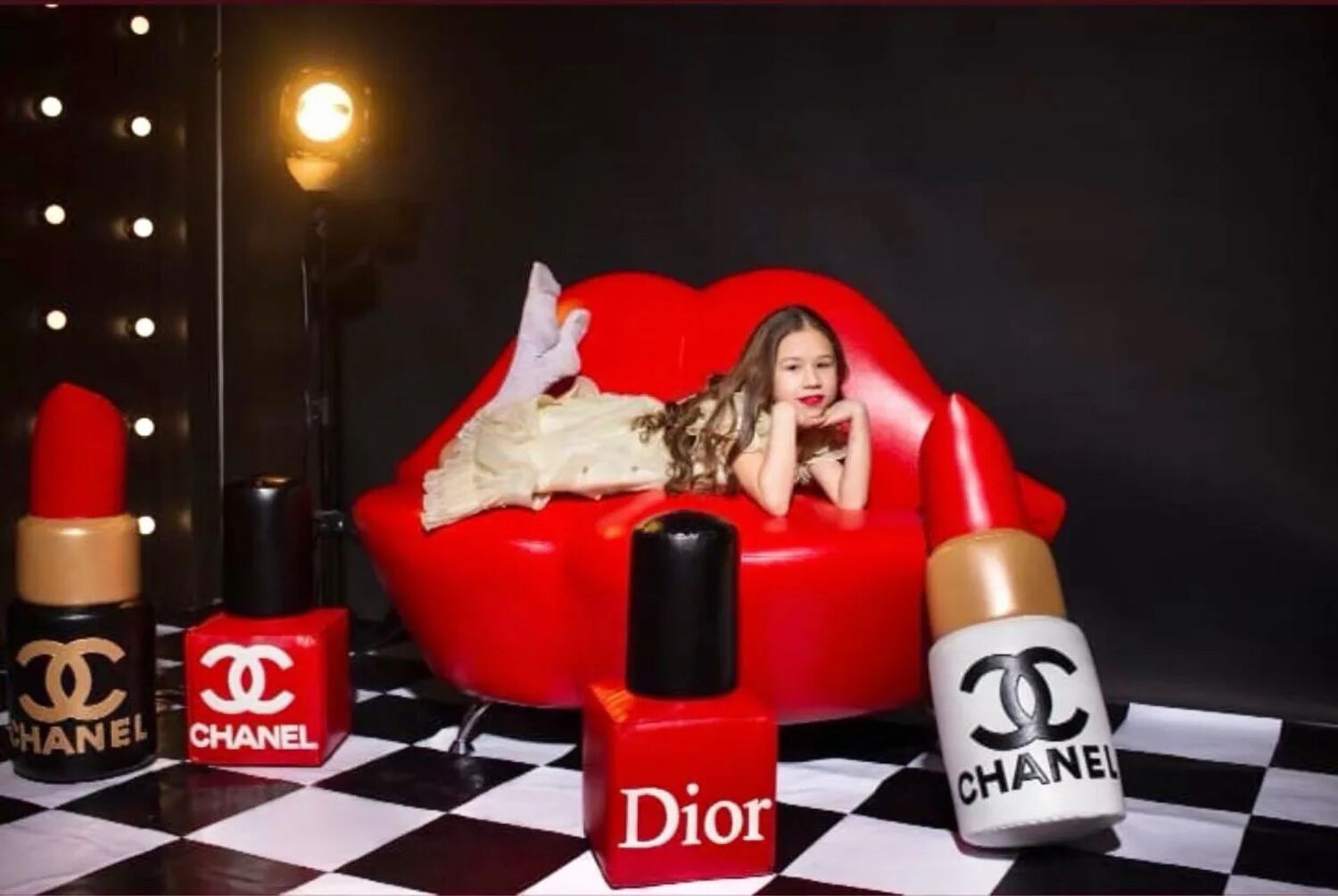 Диван губы 150 см