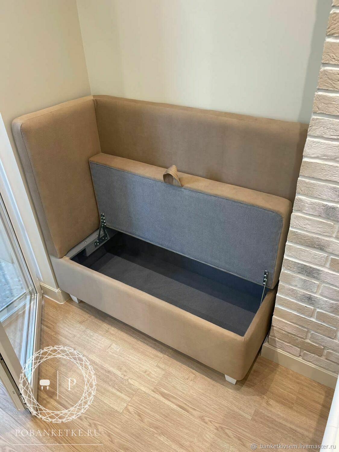 Диван из фактурного велюра