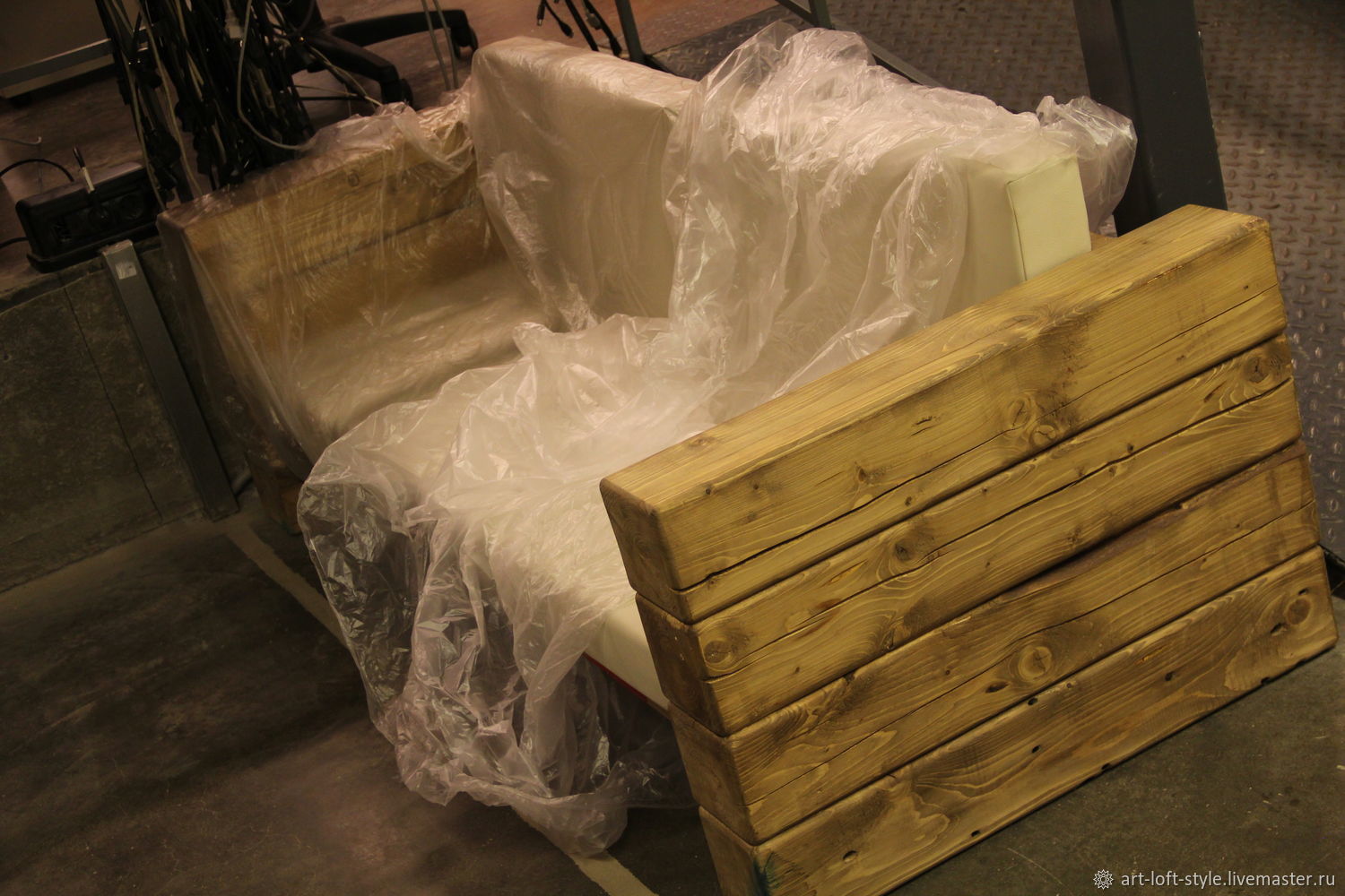 Диван в стиле лофт из массива