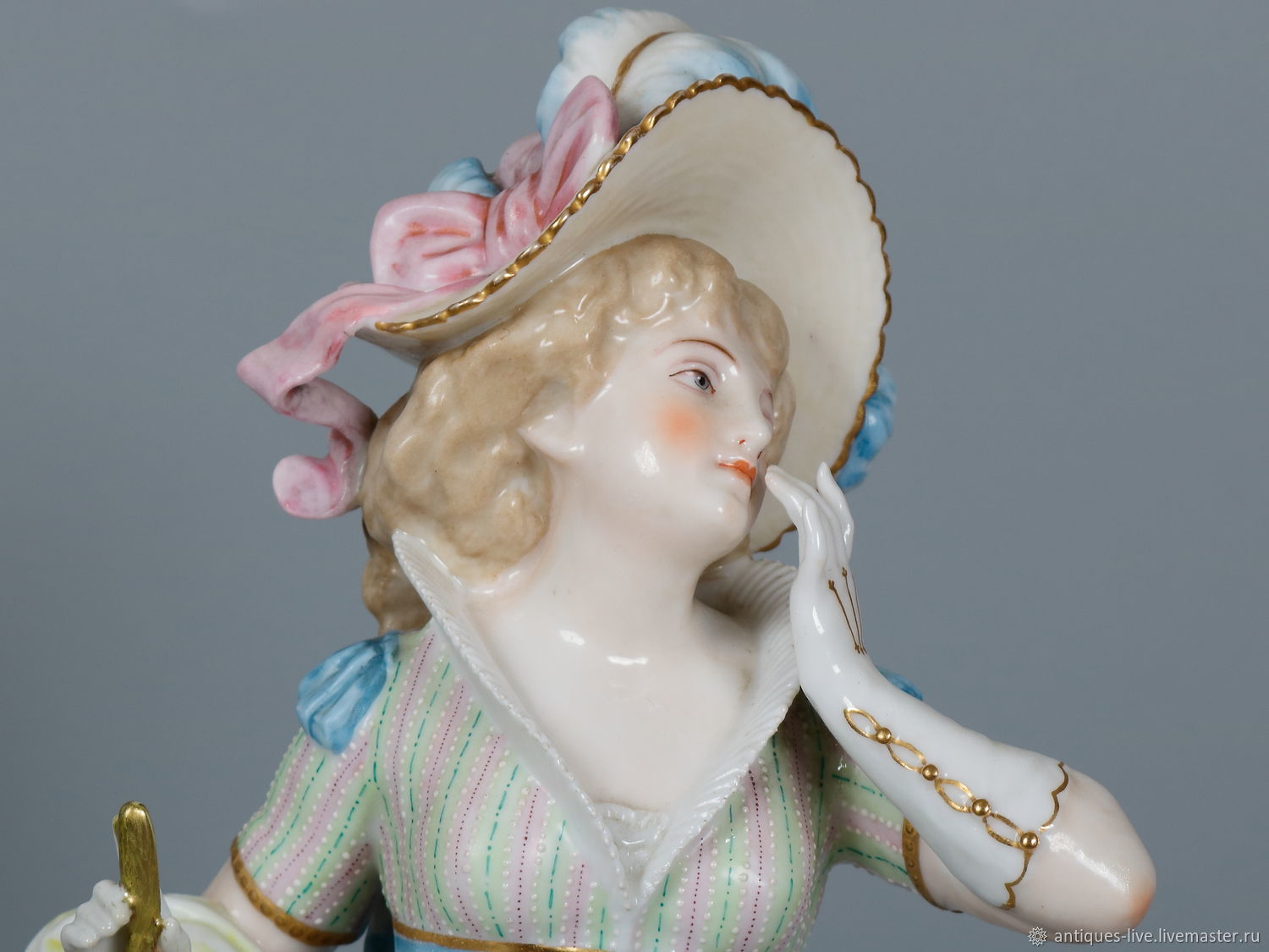 Старинная фарфоровая статуэтка. Франция
