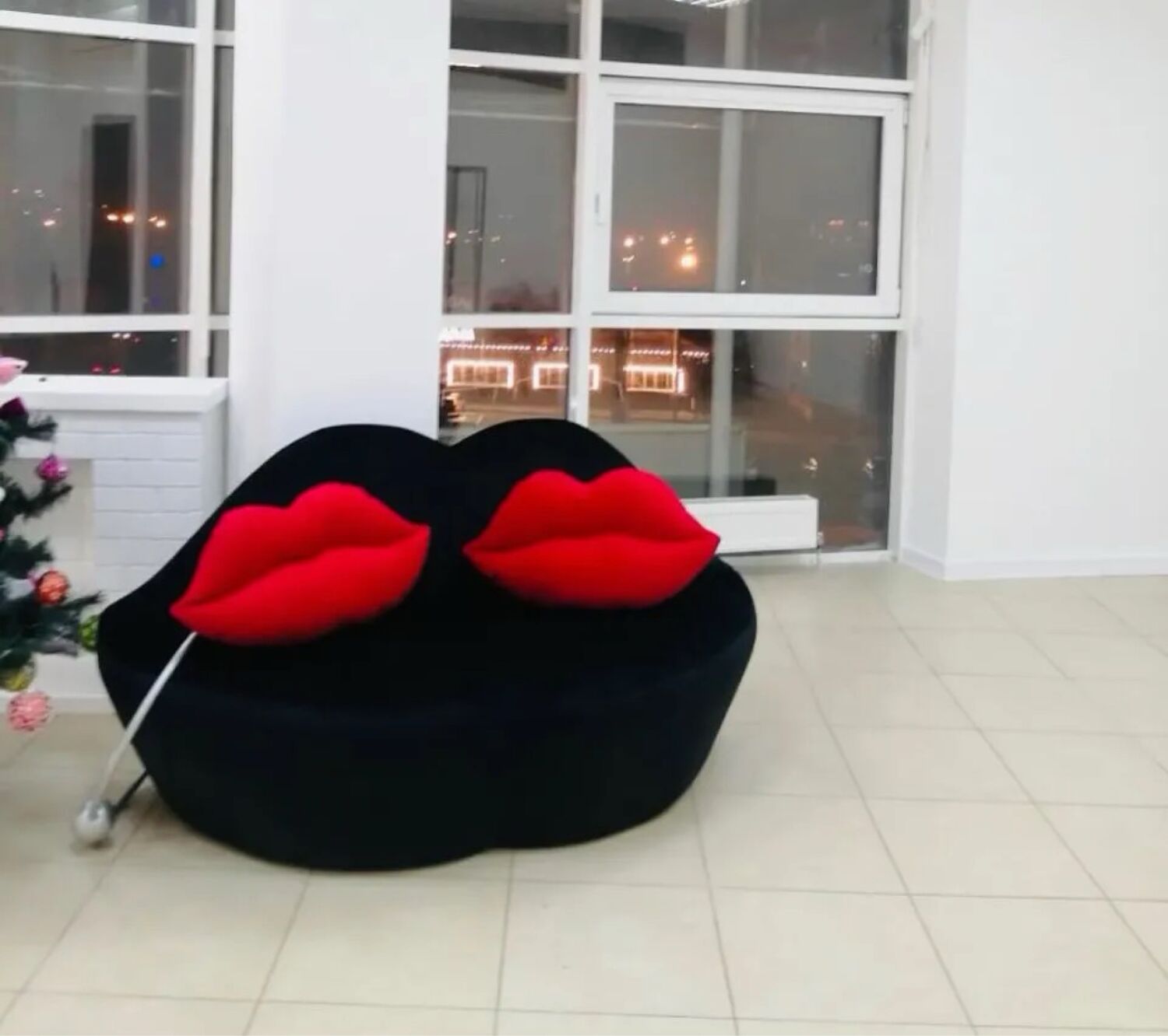 Диван губы 150 см