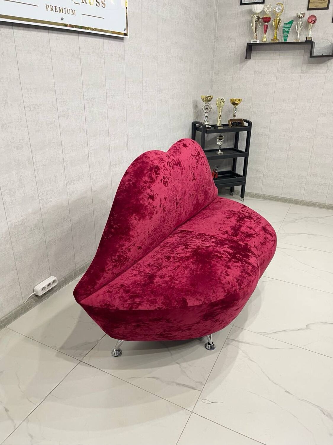 Диван губы 150 см