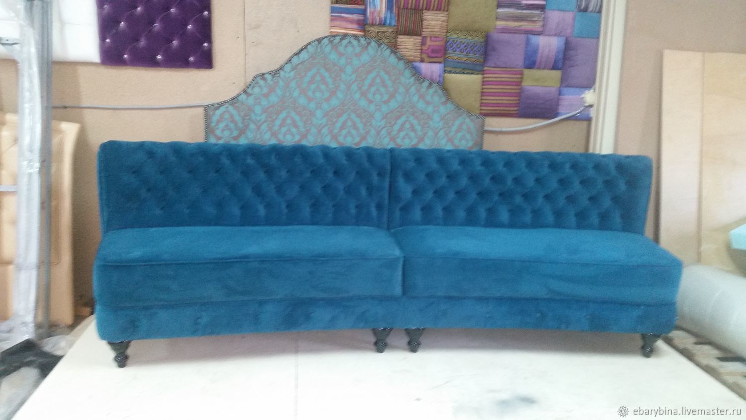 Диван полукруглый в каретной стяжке