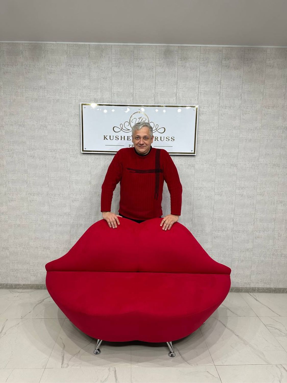 Диван губы 160 см