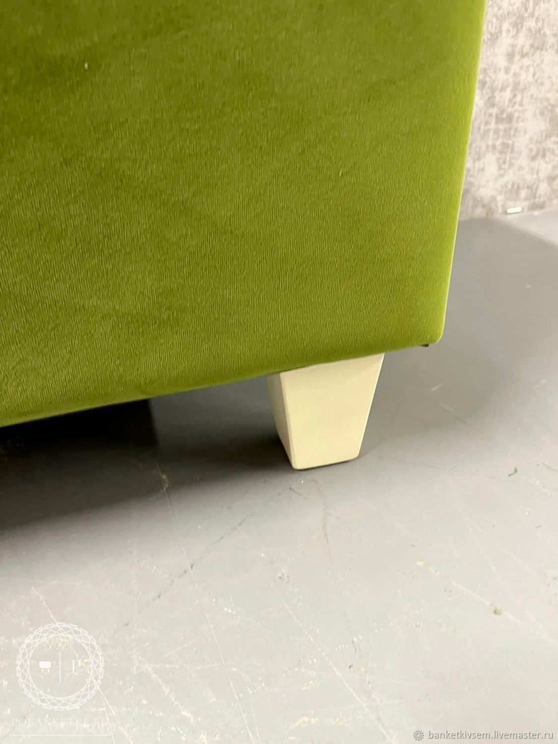 Диван из зеленого велюра