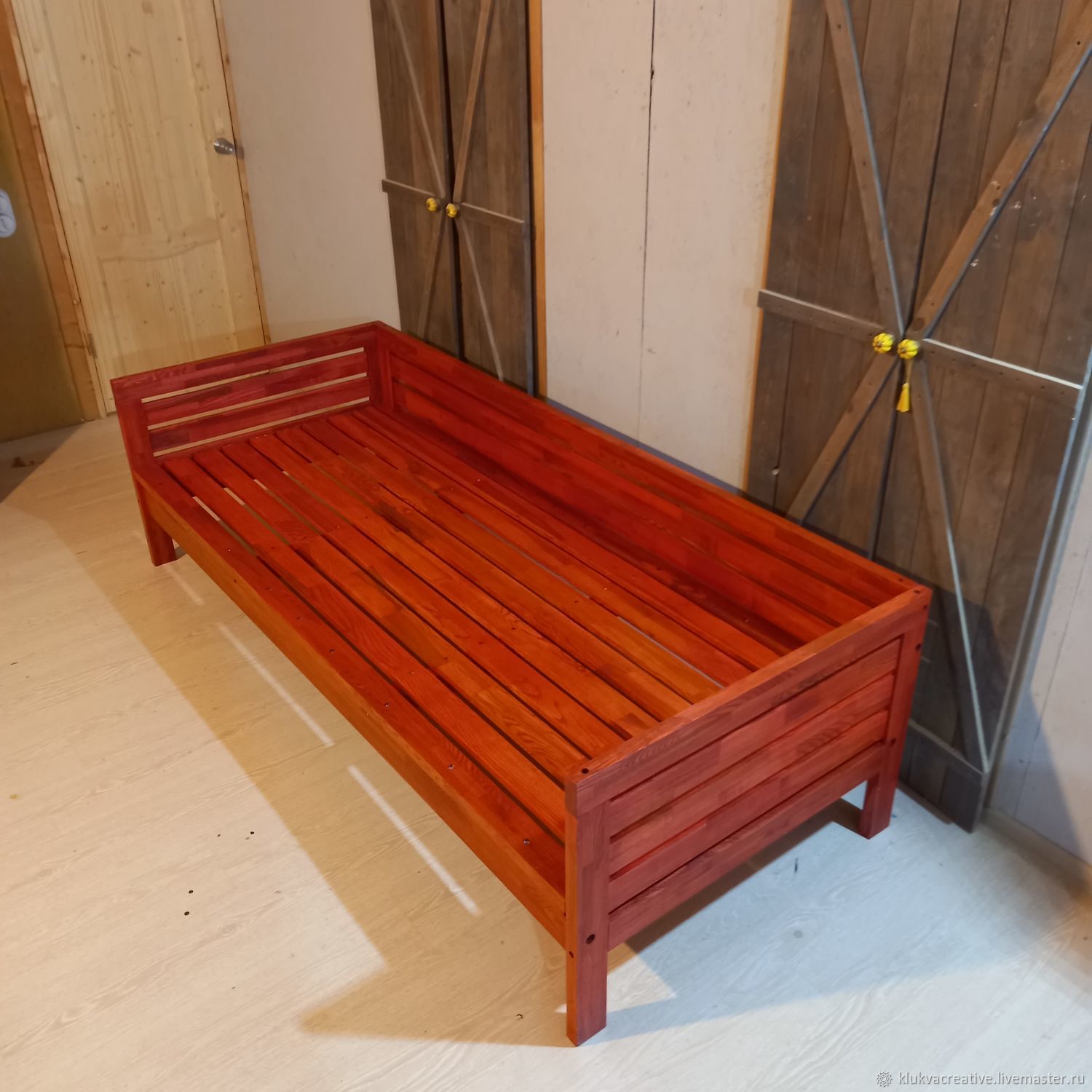 Диван из массива ясеня