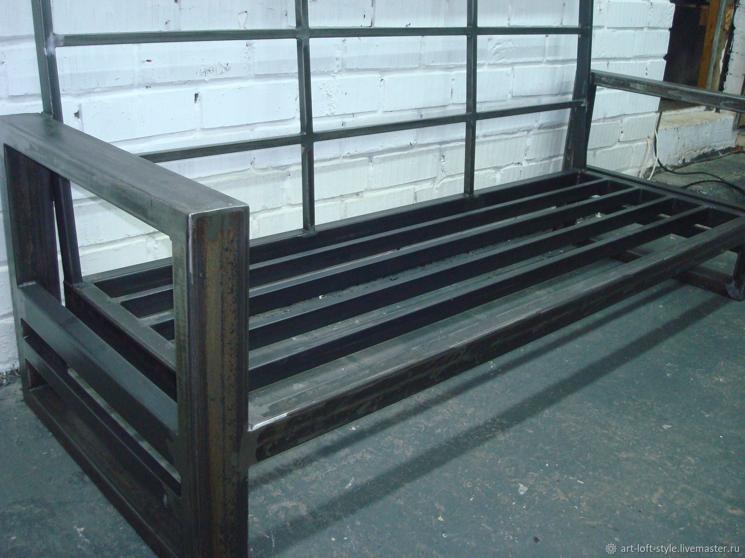 Диван в стиле лофт