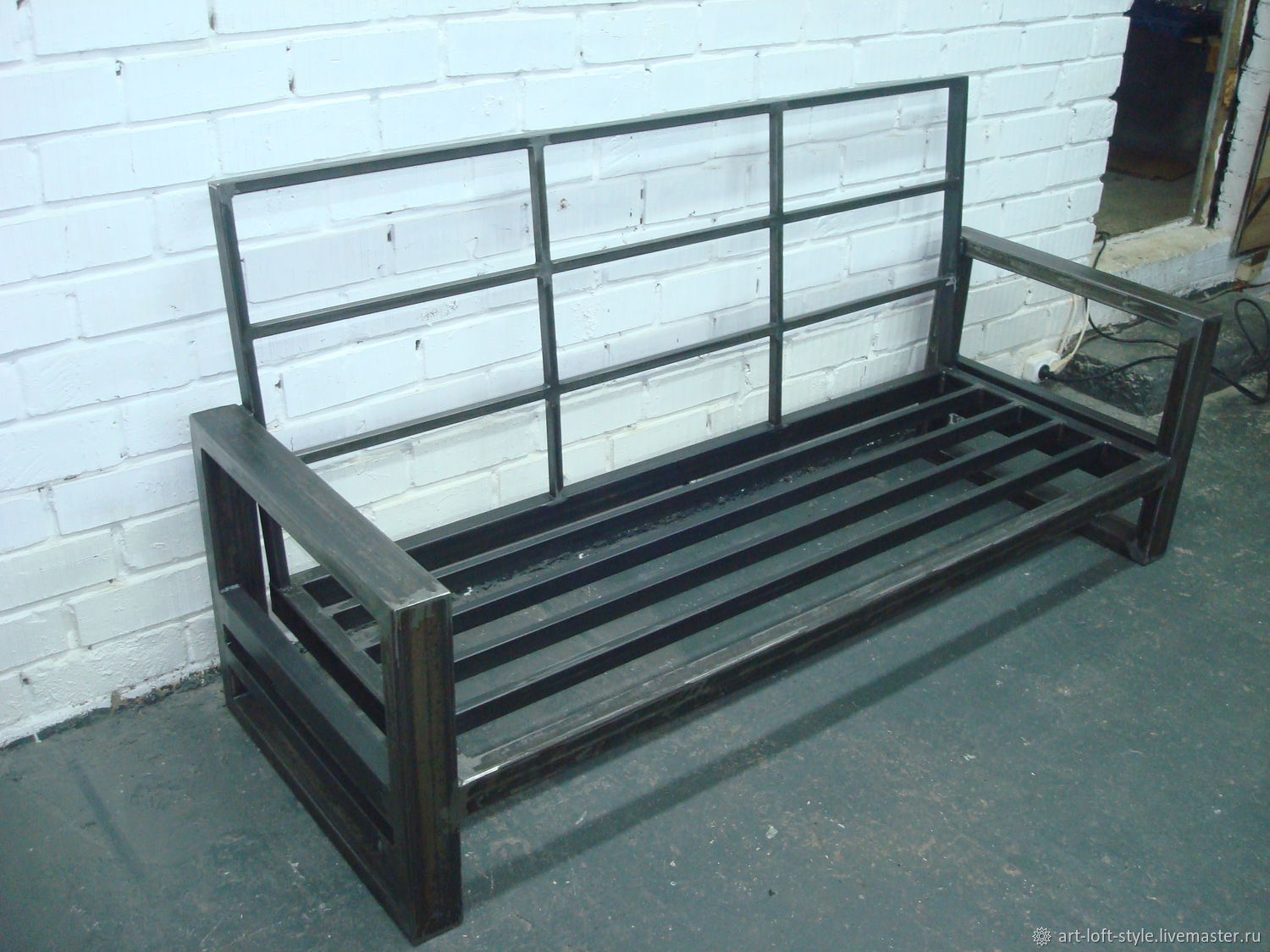 Диван в стиле лофт