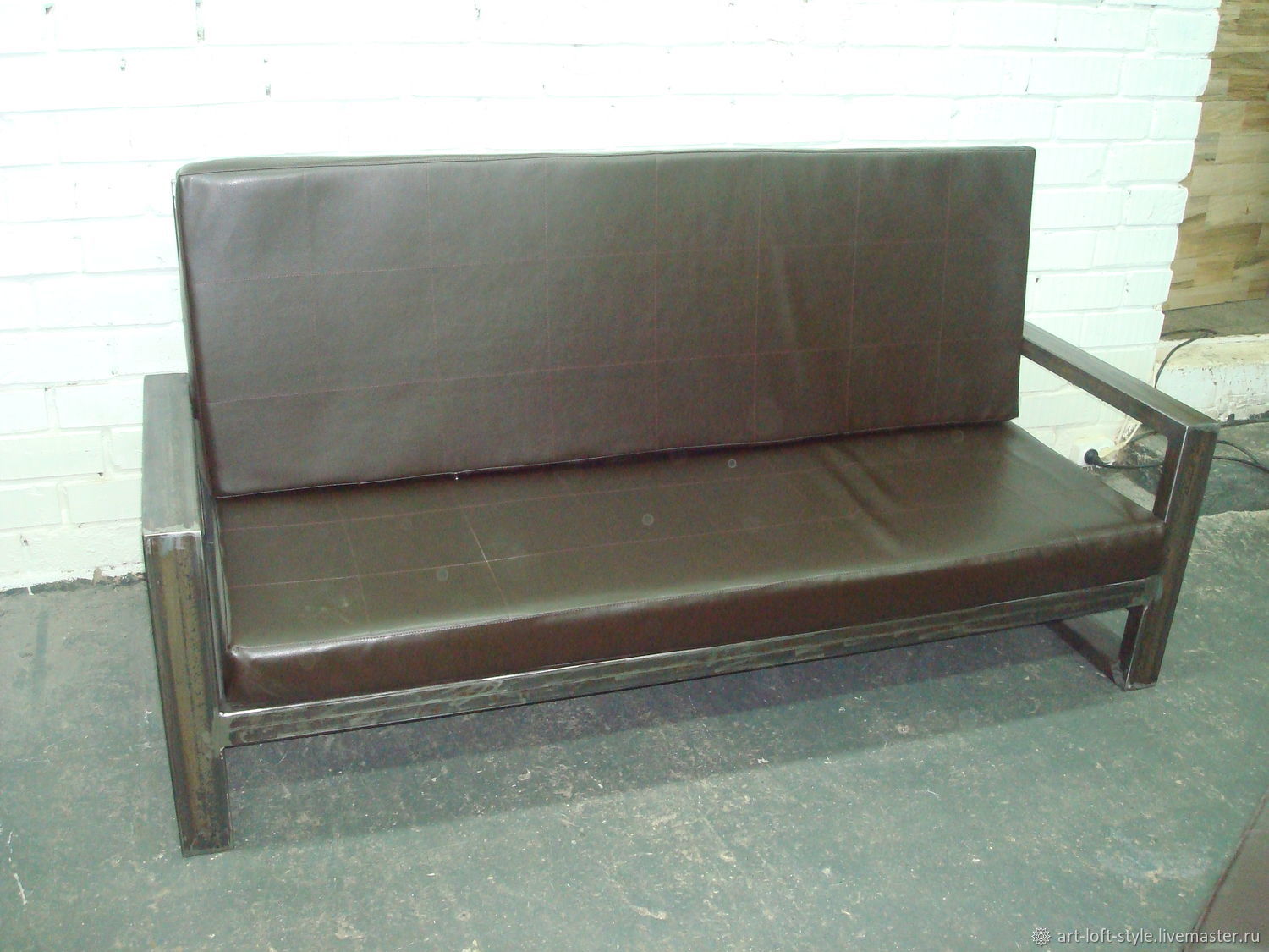 Диван в стиле лофт