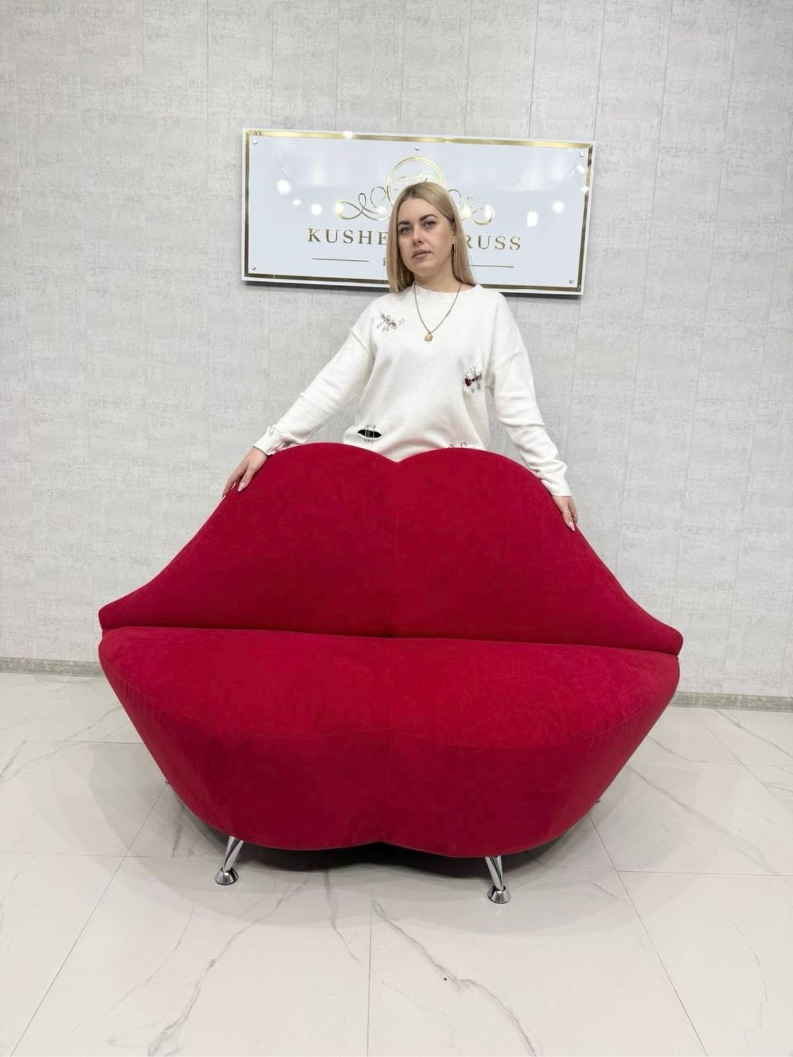 Диван губы 160 см