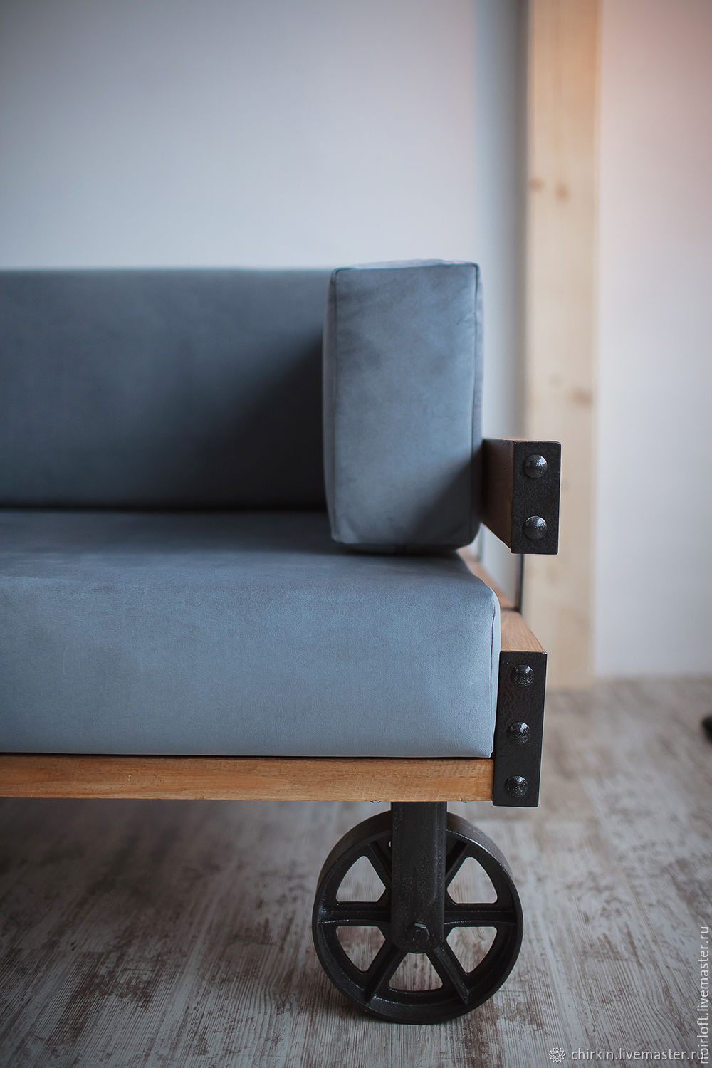 Диван country soul для вашего лофта