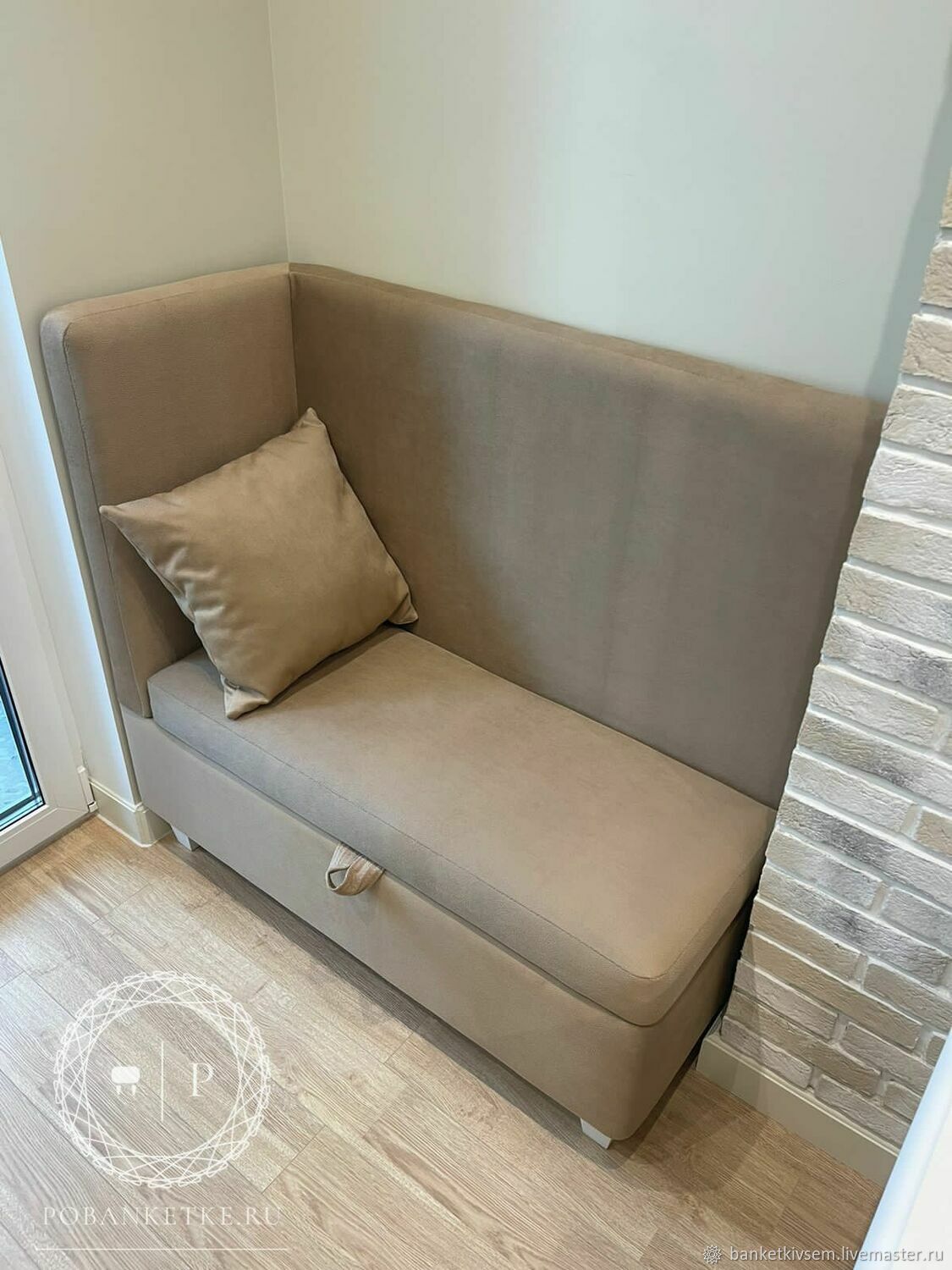 Диван из фактурного велюра