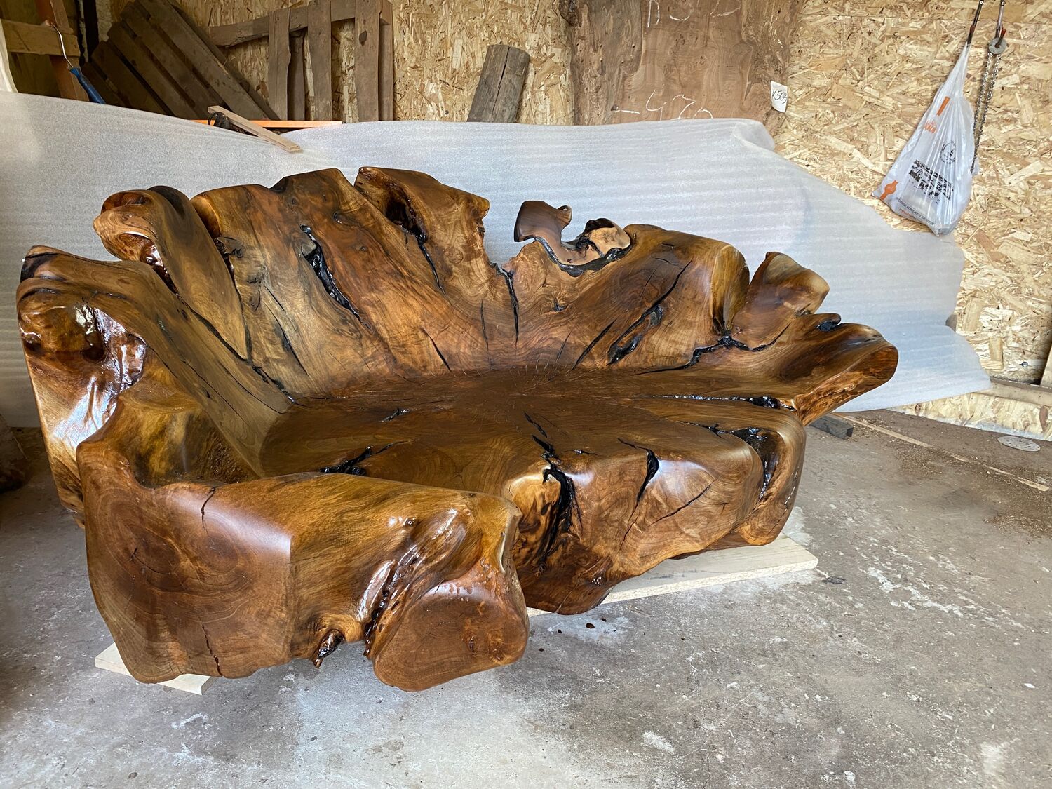 Диван из корня ореха